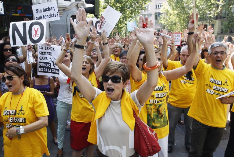 Ισπανία: Εγκρίθηκαν από το Κοινοβούλιο τα μέτρα λιτότητας | tovima.gr