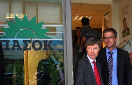 ΠΑΣΟΚ: Καθοδηγούμενες από την κυβέρνηση οι επιθέσεις στον Γιάννη Στουρνάρα