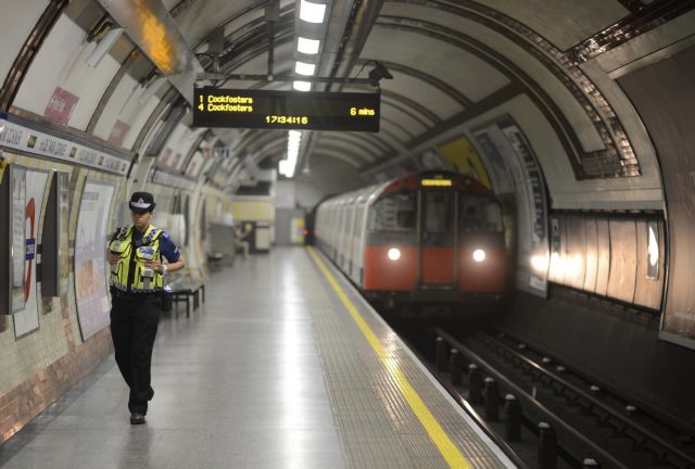 Συνελήφθη 19χρονος για το ύποπτο δέμα στο μετρό του Λονδίνου | tovima.gr