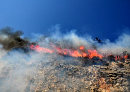 Σε εξέλιξη πυρκαγιά στα Χανιά – Εκκενώθηκε οικισμός