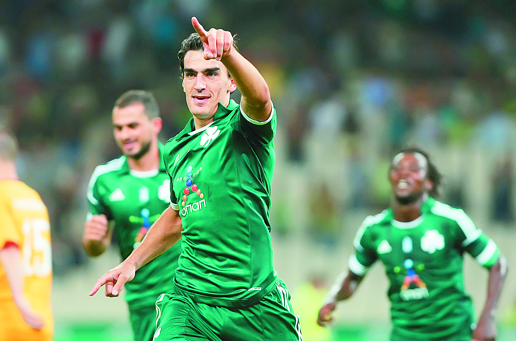 Στα γήπεδα και στην TV