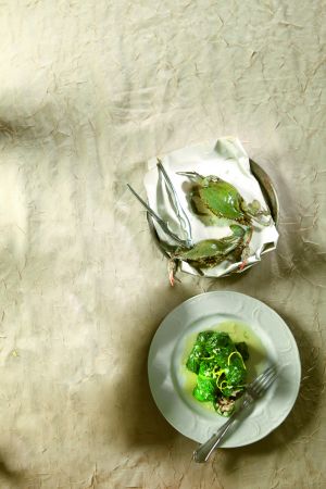 Ντολμάδες με θαλασσινά και σάλτσα ούζου