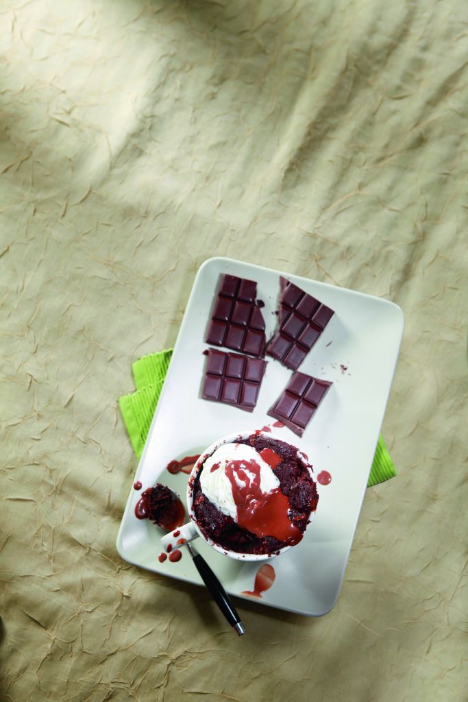 Πουτίγκα με σάλτσα σοκολάτας και σαντιγί