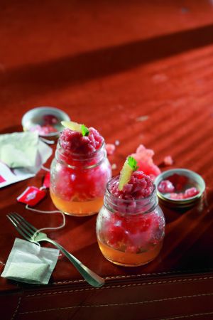 Ζελέ τσαγιού με πουρέ ντομάτας και ταρτάρ μόσχου