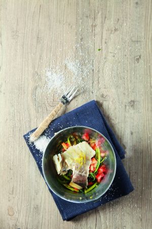 Παστός μπακαλιάρος με άγρια χόρτα