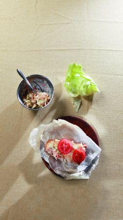 Μπρουσκέτες με κοτόπουλο, λαχανικά και γιαούρτι