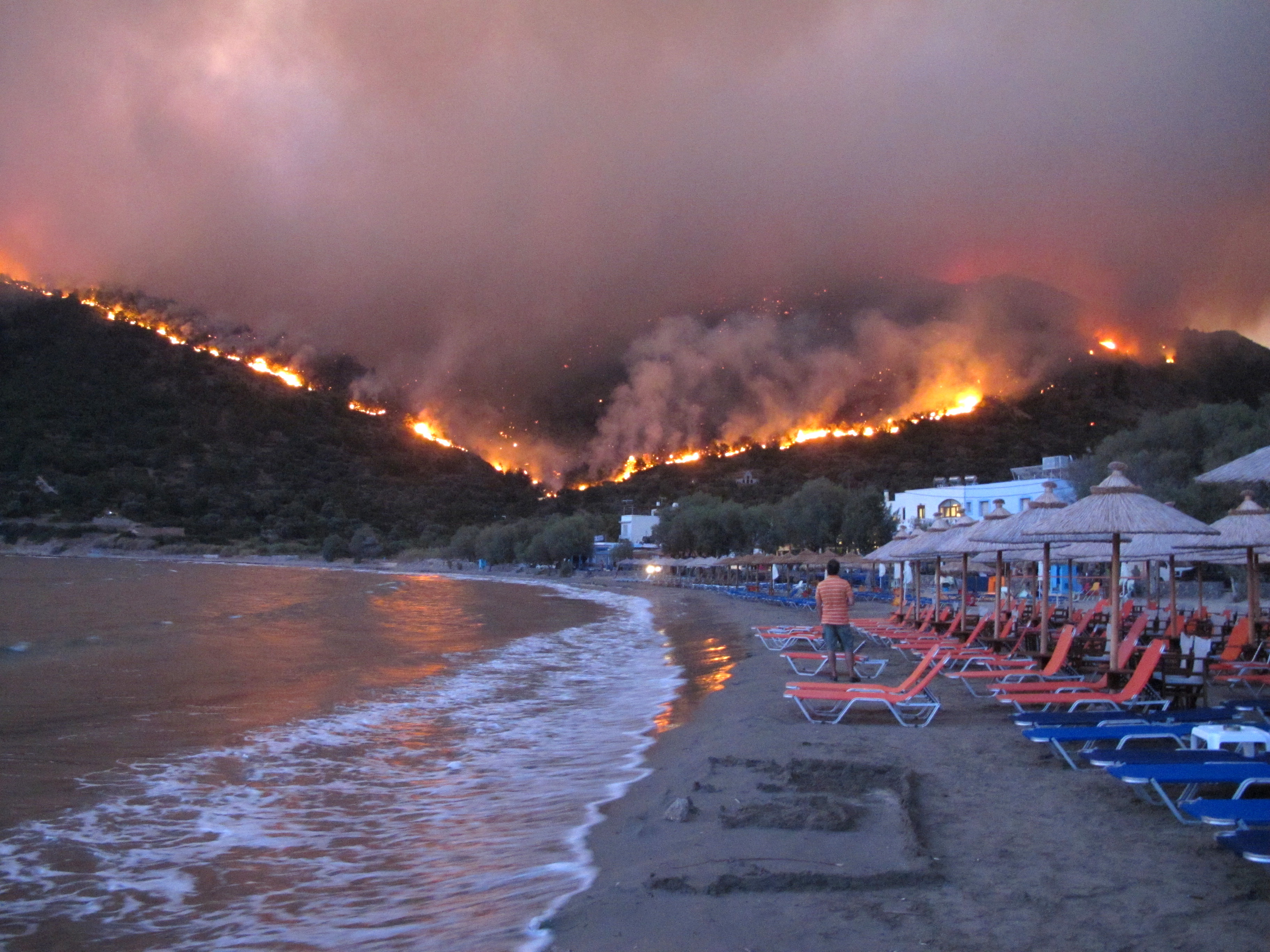 Χίος: Σπίτια παραδόθηκαν στις φλόγες, μαίνεται ανεξέλεγκτη η πυρκαγιά