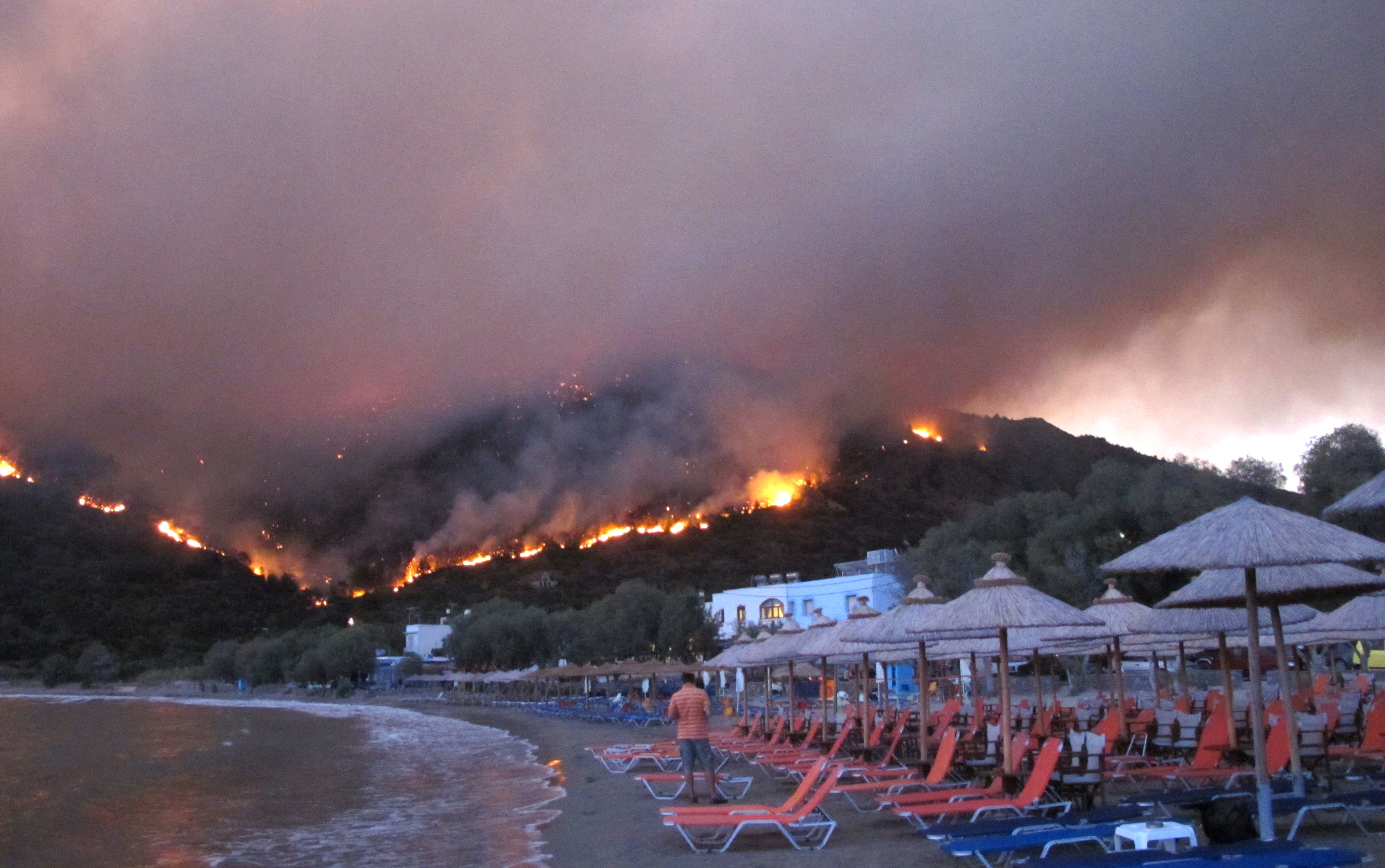 Ανεξέλεγκτη η μεγάλη πυρκαγιά στη Χίο