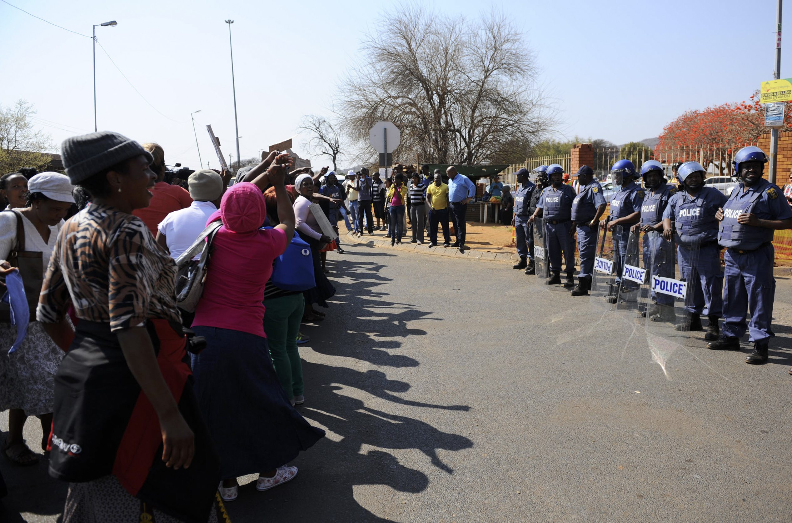 Νότια Αφρική: Να ανακληθεί το τελεσίγραφο προς τους απεργούς
