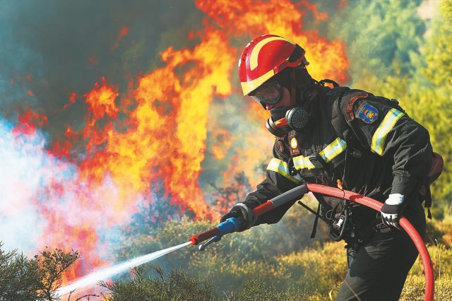 Φωτιά στο Κέντρο Εκπαίδευσης Τεθωρακισμένων στον Αυλώνα | tovima.gr