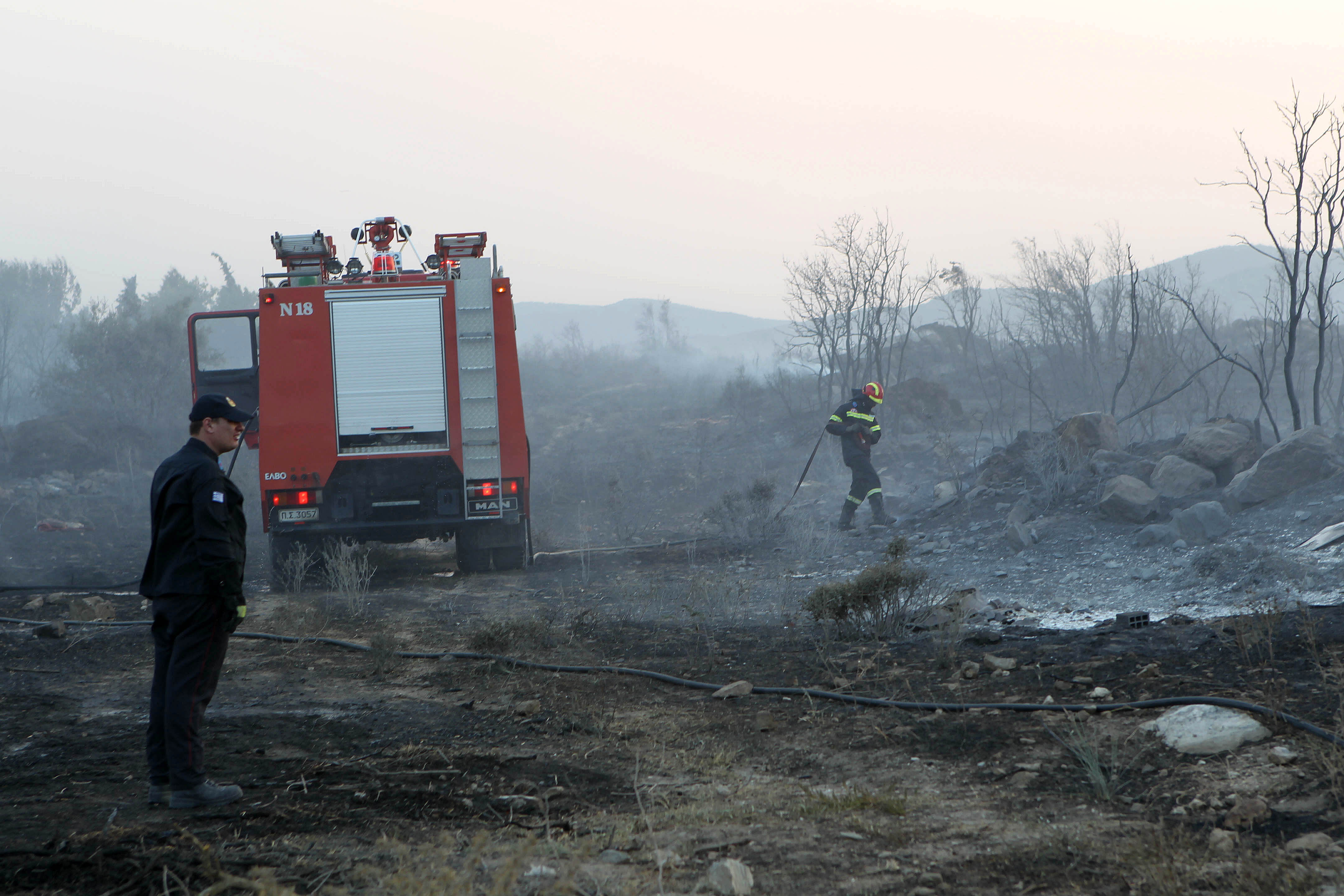 Μεγάλη φωτιά στην Ασπροβάλτα, εκκενώθηκε οικισμός