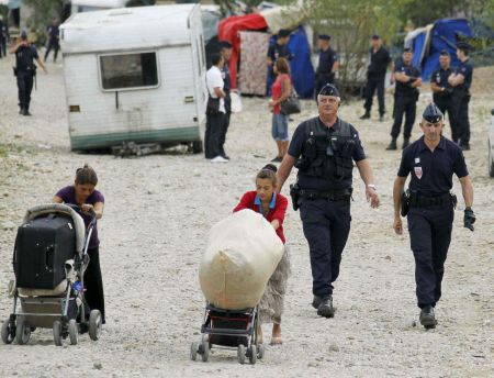 Η Γαλλική αστυνομία διαλύει καταυλισμό στο Καλαί