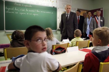 Η Γαλλία απαγορεύει τα κινητά στα δημοτικά και γυμνάσια