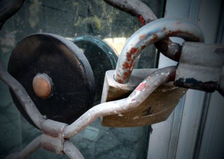 Τρία στα δέκα καταστήματα στην Αθήνα έχουν βάλει λουκέτο