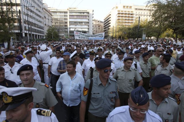 Με περικοπές τα αναδρομικά και οι αυξήσεις των ένστολων