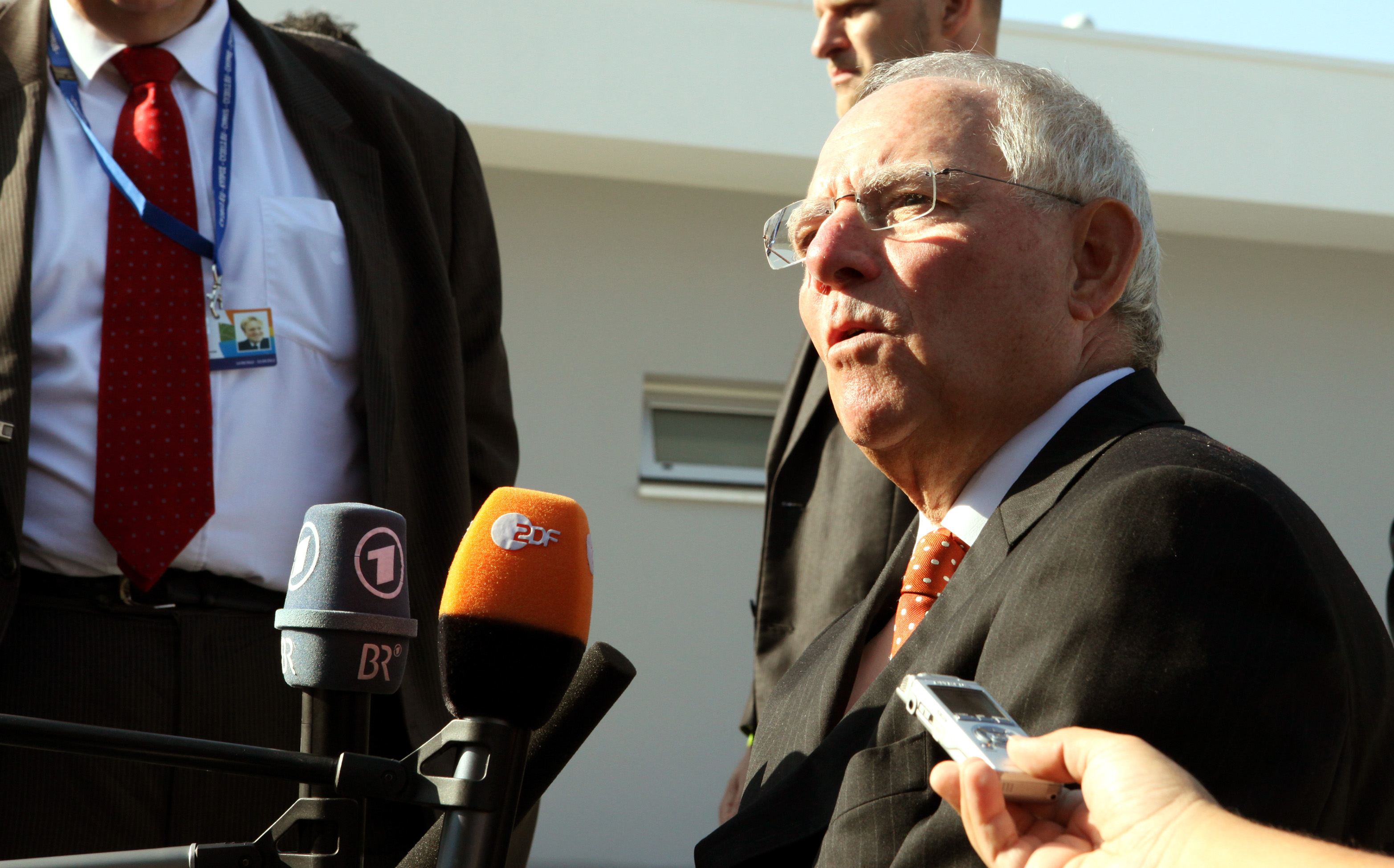 Βόλφγκανγκ Σόιμπλε:«Σαφώς και θέλουμε την Ελλάδα στην Ευρωζώνη»