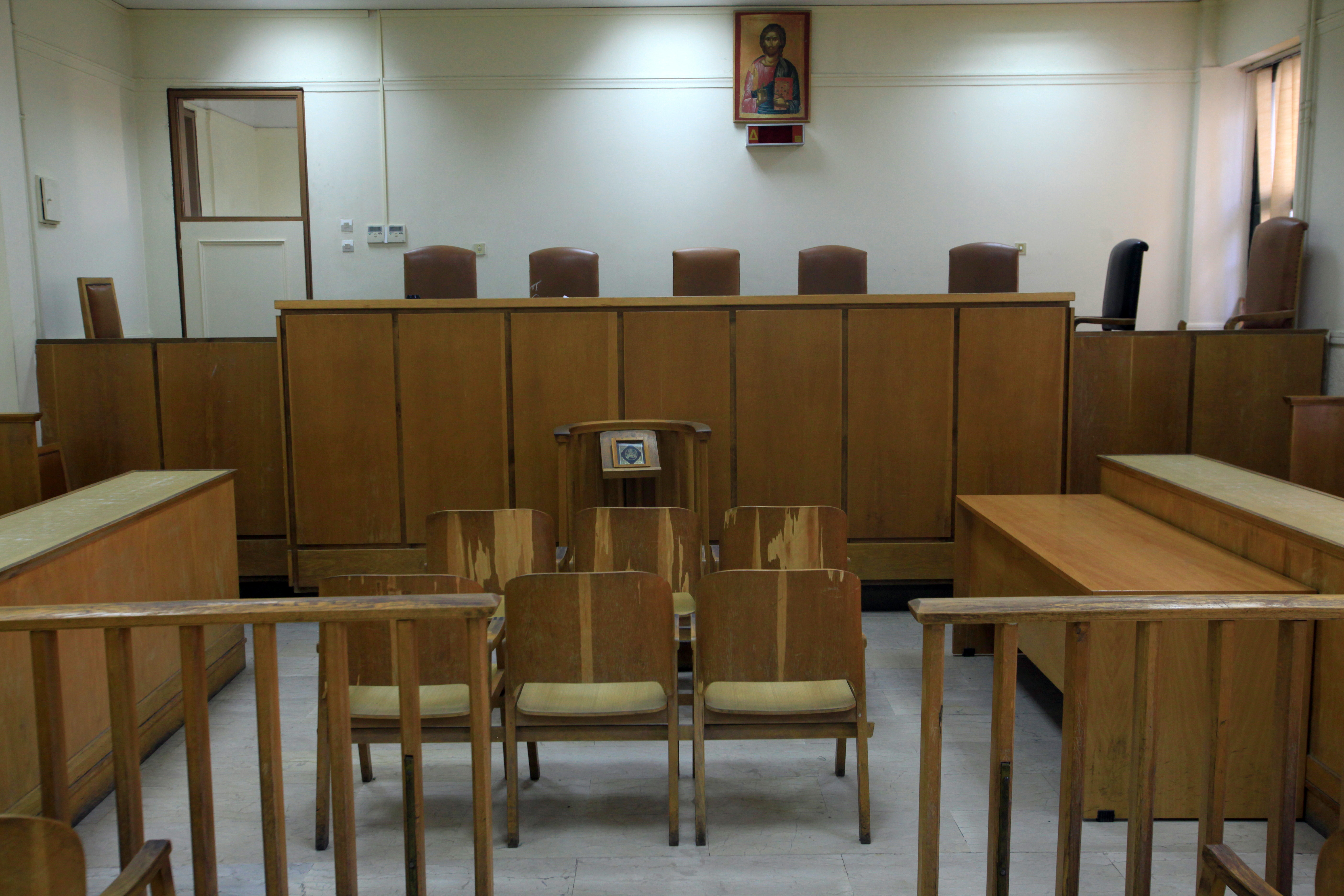 Πονοκέφαλος για την κυβέρνηση οι δικαστικές αποφάσεις για την επαναφορά των μισθών