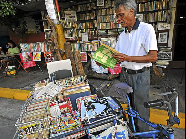 Μανίλα: Βιβλία για όλους στο σπίτι ενός 60χρονου
