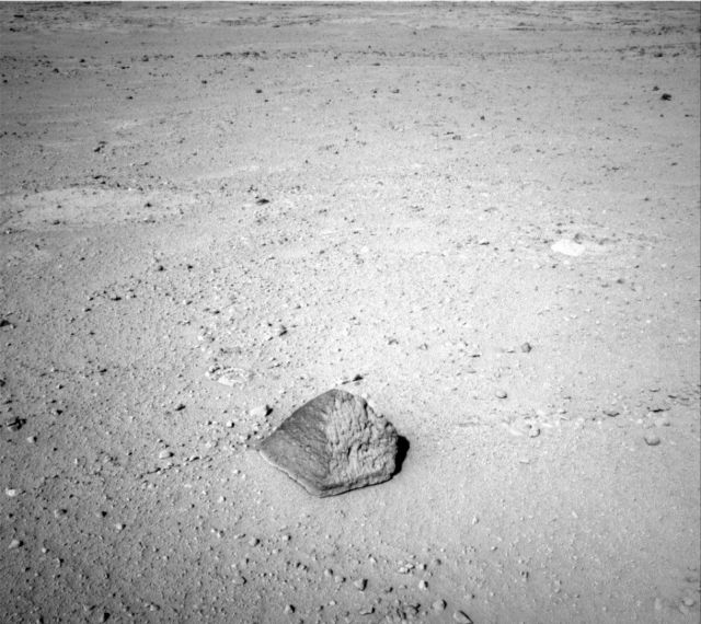 Μυστηριώδες πέτρωμα μελετά το Curiosity