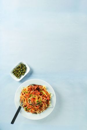 Ζυμαρικά με σάλτσα τόνου και κάππαρη