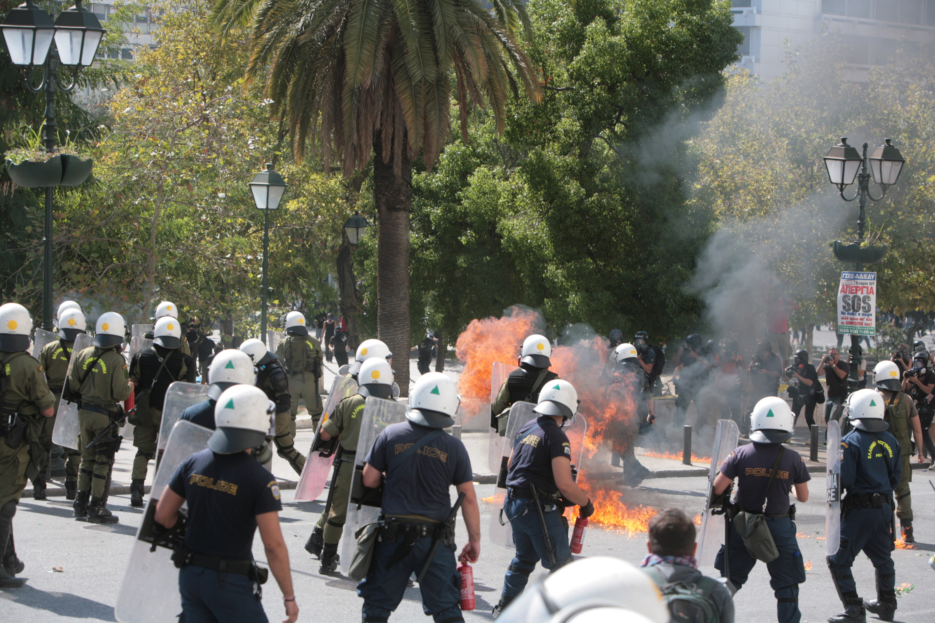Με μολότοφ και δακρυγόνα η πορεία στην πλατεία Συντάγματος