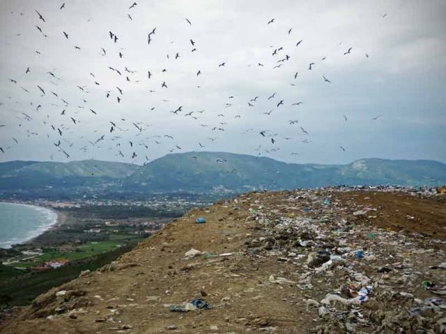 Στο εδώλιο η Ελλάδα για παραβάσεις περί αποβλήτων