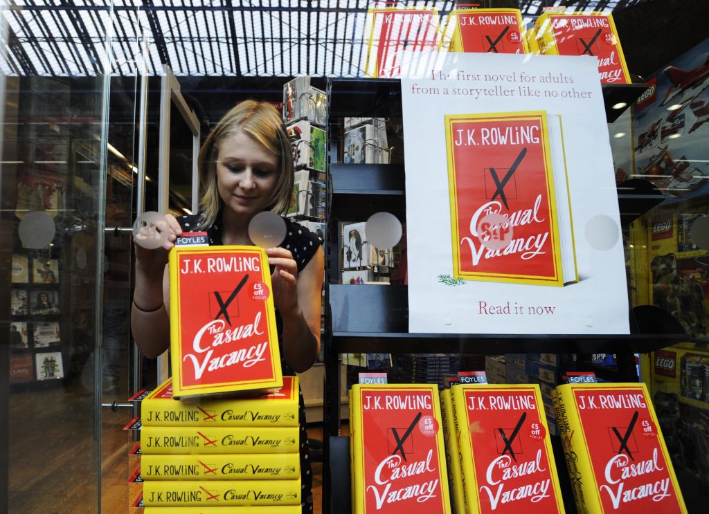 Το νέο βιβλίο της Ρόουλινγκ κυκλοφορεί και διχάζει