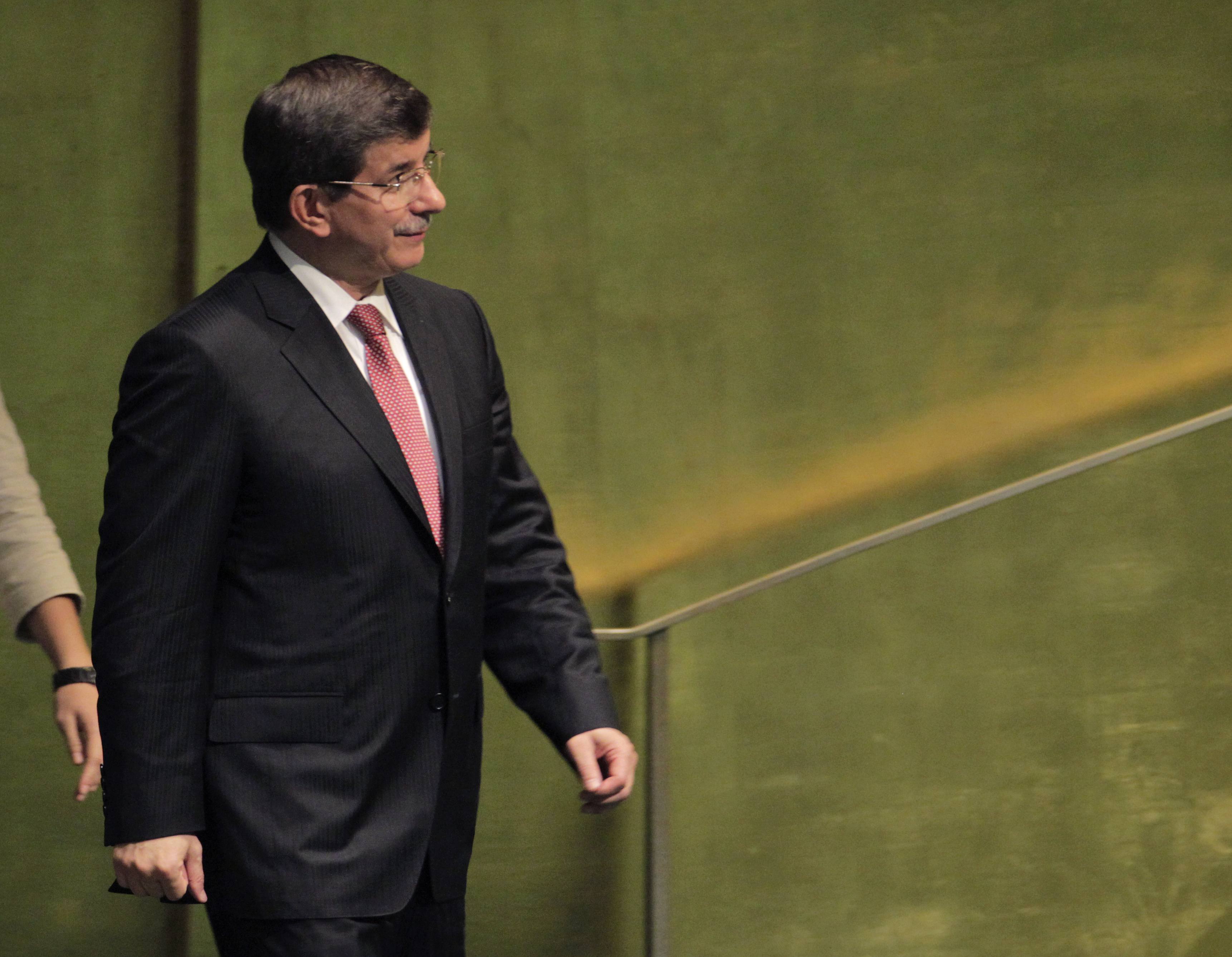 Ο Νταβούτογλου επισκέπτεται τα κατεχόμενα