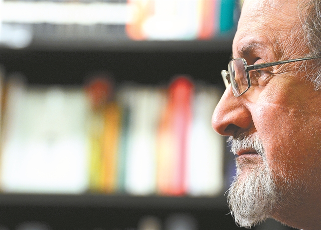 Σαλμάν Ρούσντι: Πάντα με κατηγορούν ότι γράφω αυτοβιογραφία!