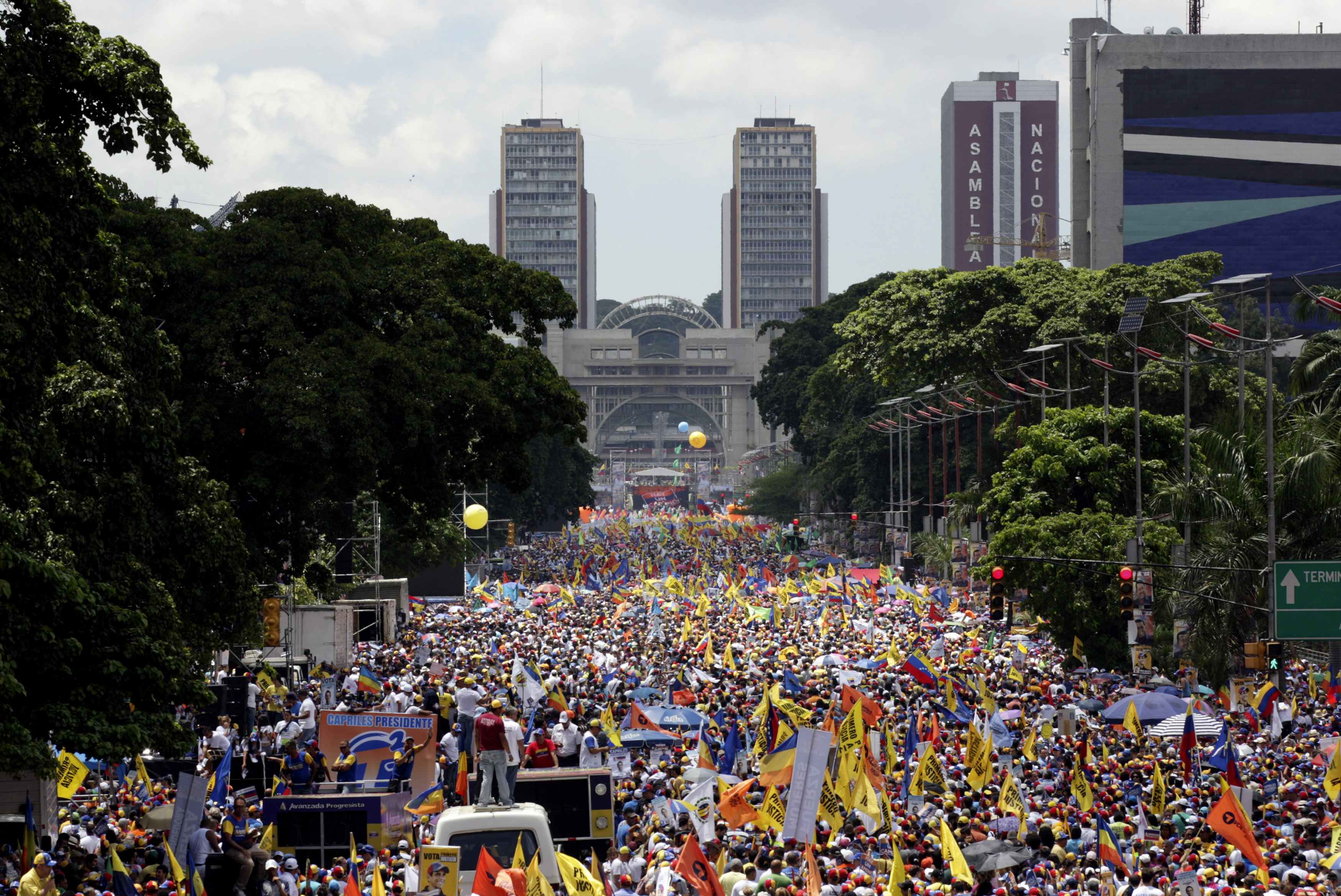 Βενεζουέλα: Πλημμύρισαν τους δρόμους οι ψηφοφόροι του Καπρίλες