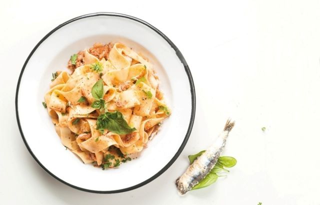 Παπαρδέλες με τόνο, σάλτσα ντομάτας και φινόκιο.