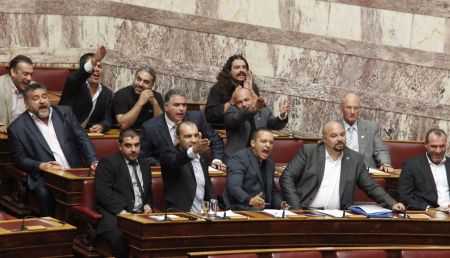 Καλούνται σε απολογία τέσσερις βουλευτές της Χρυσής Αυγής