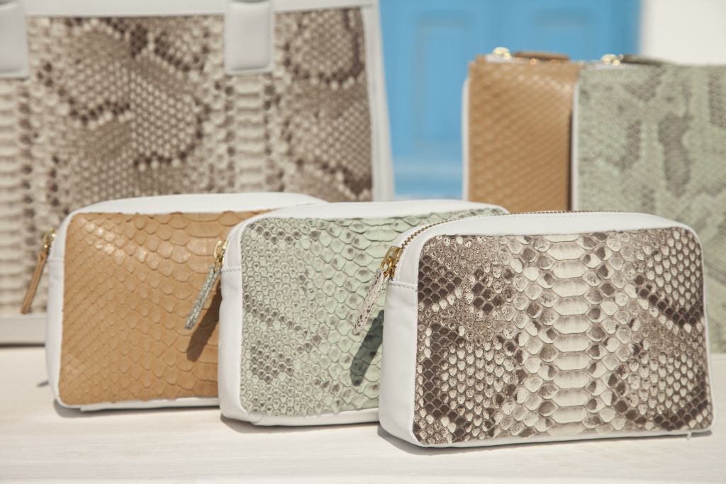 Dea rosa: Αξεσουάρ με εξωτικά δέρματα και ελληνική ταυτότητα