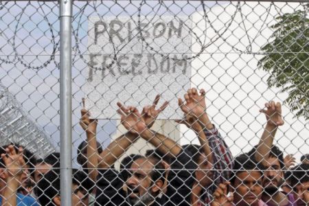 Samos: Police officers denounce migrant detention center conditions