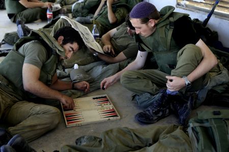 Το Ισραήλ αυξάνει τις χερσαίες δυνάμεις του στη Γάζα