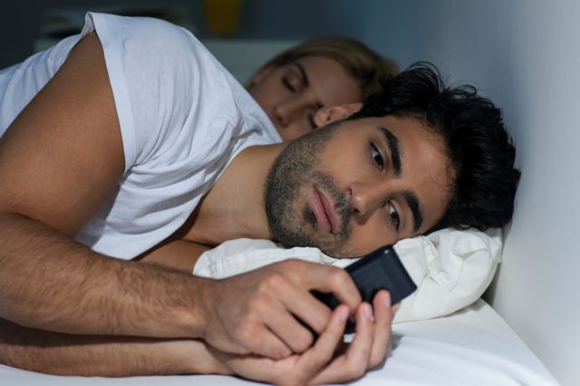 Ερευνα: Το 53% των Ελλήνων πάει στο κρεβάτι με το κινητό