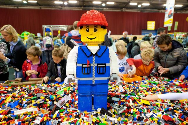 Ιστορική αναδιάρθρωση ετοιμάζει η Lego