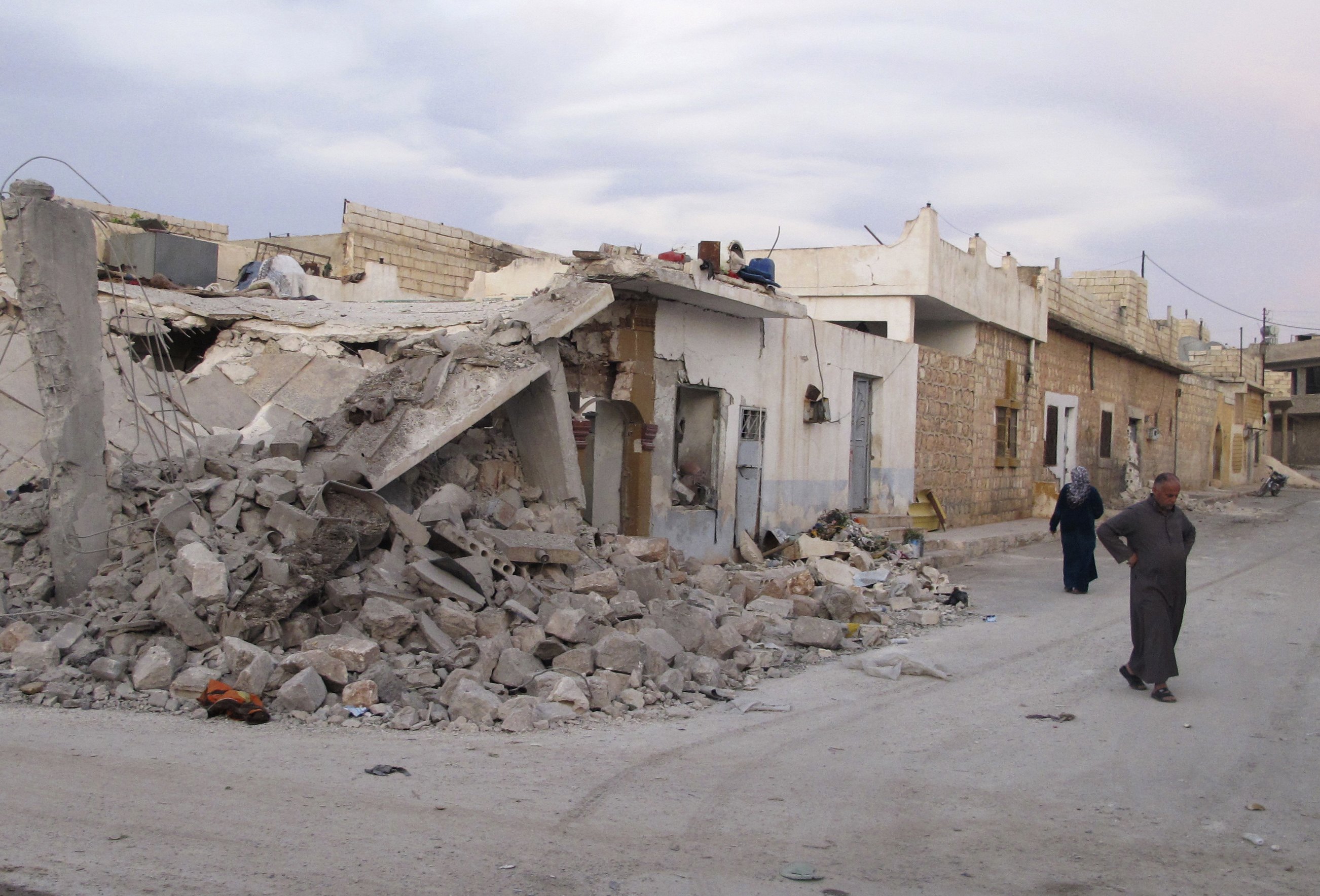 Δεκάδες άμαχοι νεκροί από βομβαρδισμό στη Συρία