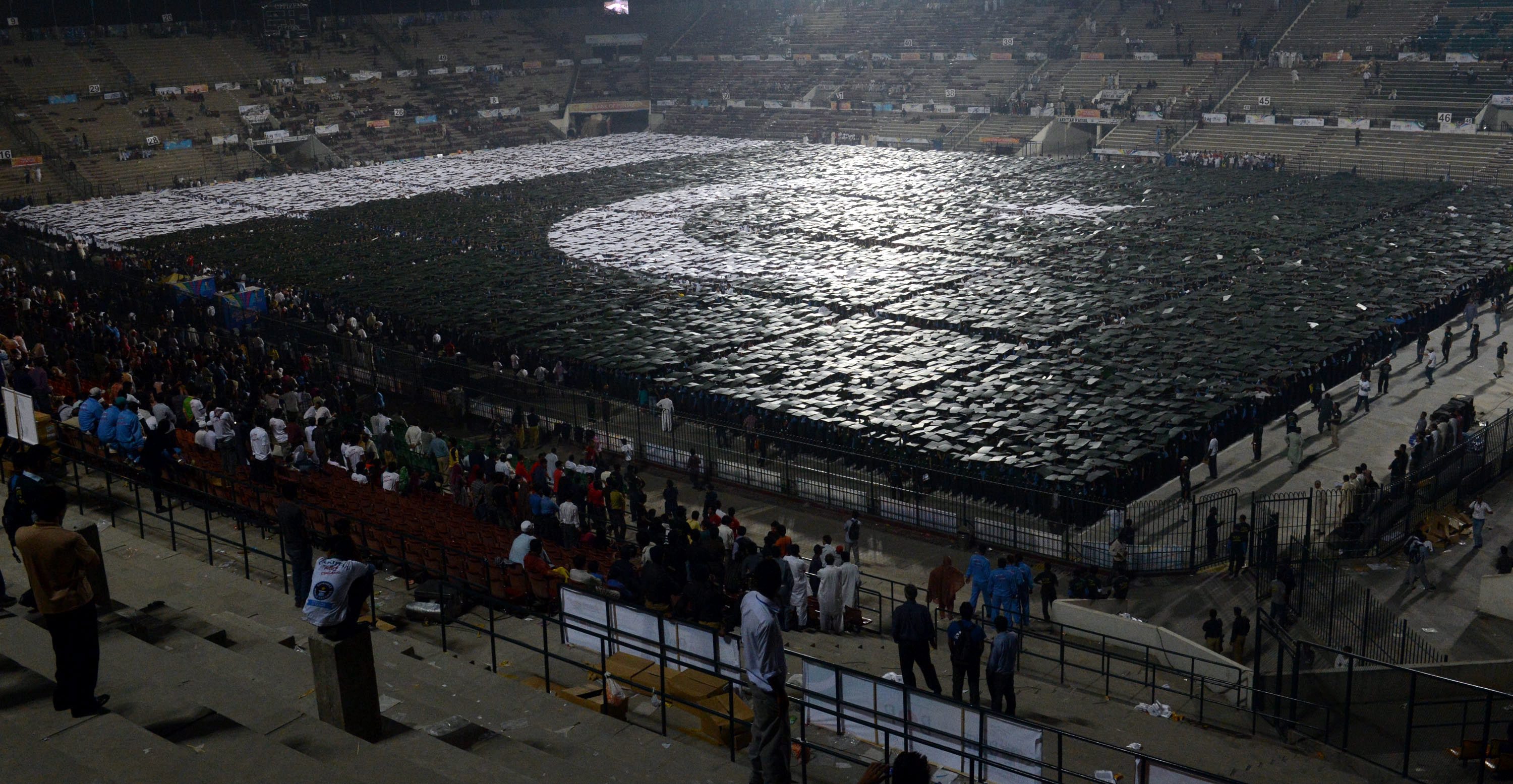 Πακιστάν: Ρεκόρ Γκίνες για την μεγαλύτερη «ανθρώπινη σημαία»