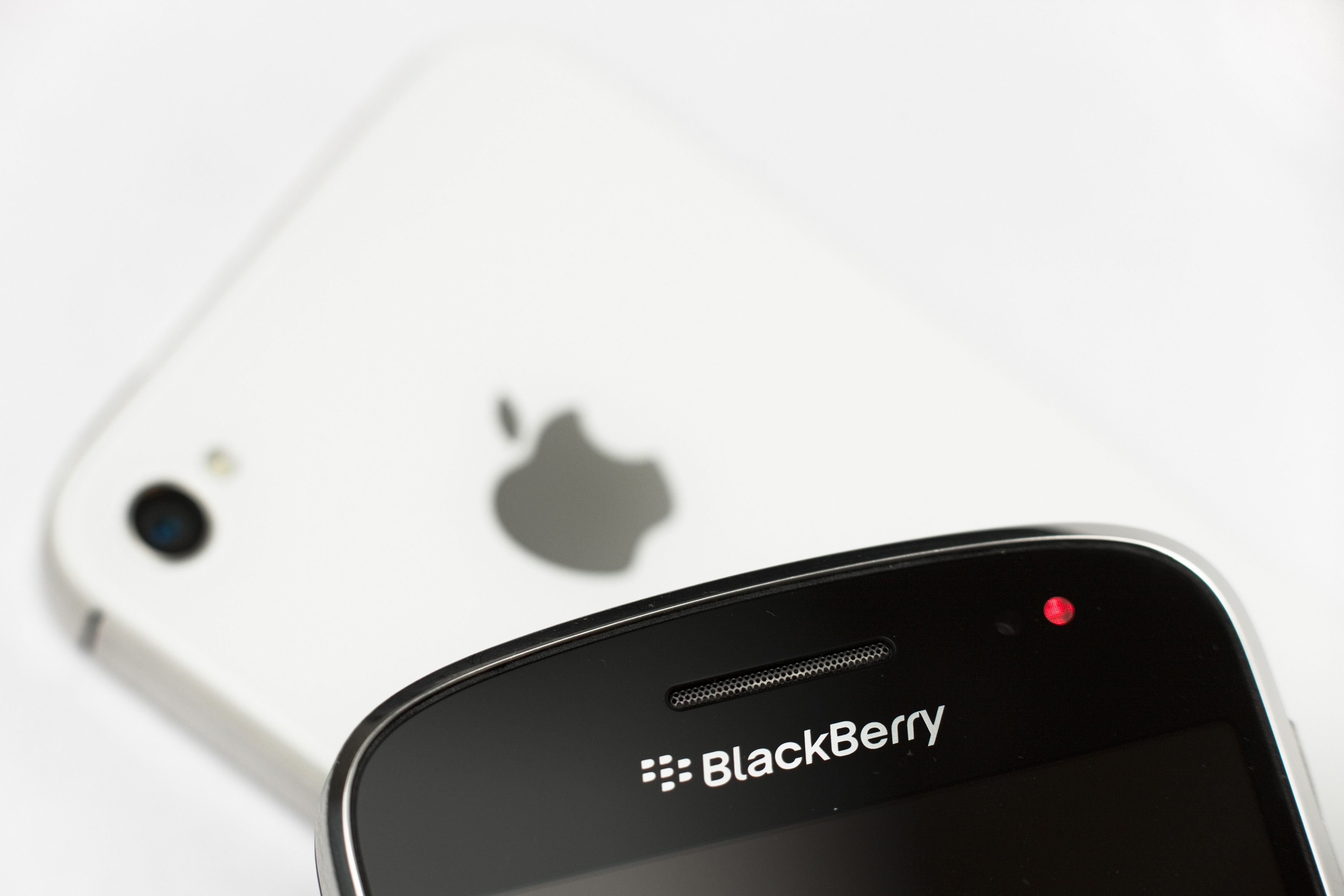 ΗΠΑ: iPhone της Apple vs Blackberry στο Πεντάγωνο