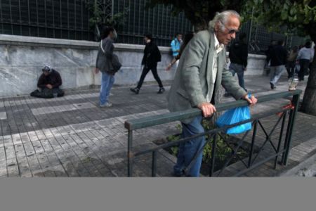 Le Monde: Τη βιαιότερη δημοσιονομική προσαρμογή «πέτυχε» η Ελλάδα