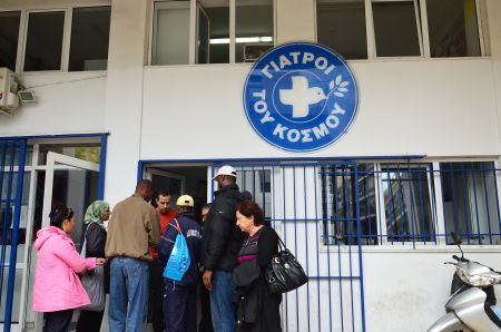 Χρυσαυγίτες κατά Γιατρών του κόσμου – μεταναστών στο Πέραμα