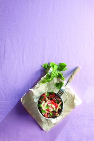 Σαλάτα με αγκινάρες, μαρούλι και ντοματίνια