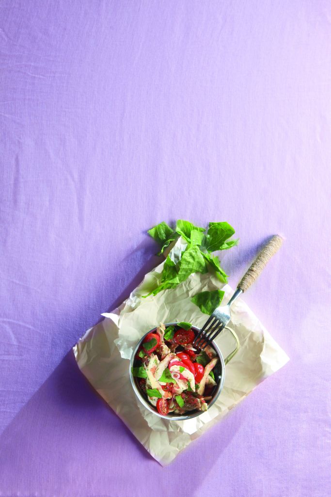 Σαλάτα με αγκινάρες, μαρούλι και ντοματίνια