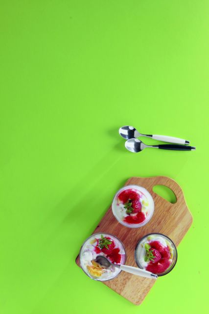 Επιδόρπιο με μπαγιάτικο τσουρέκι και φρουτοσαλάτα γιαουρτιού