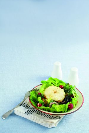 Σαλάτα με γλυκόξινα κεράσια και κατσικίσιο τυρί