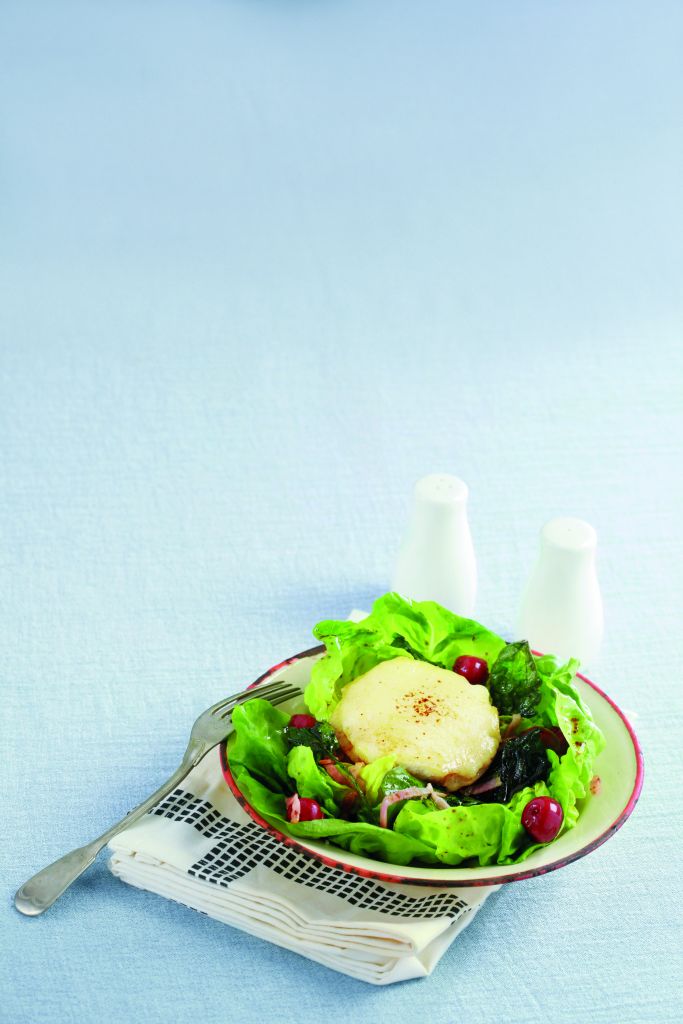 Σαλάτα με γλυκόξινα κεράσια και κατσικίσιο τυρί