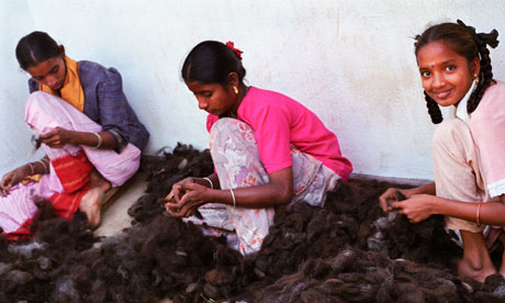 Πάμπτωχες γυναίκες πουλούν τα μαλλιά τους για… «εξτένσιον»