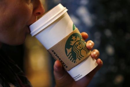 Η Starbucks προσλαμβάνει άμεσα 2.500 πρόσφυγες