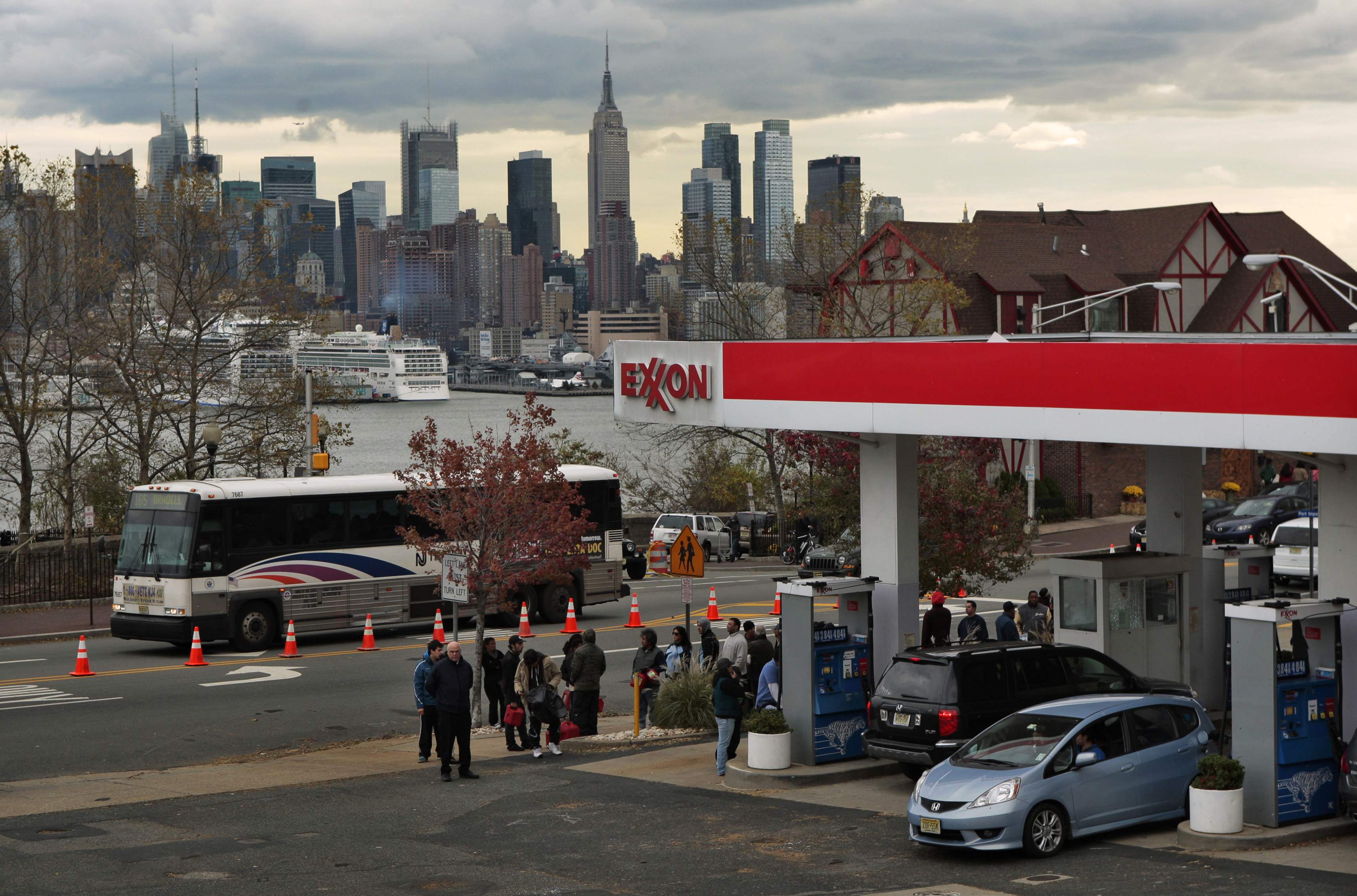 Νέα Υόρκη: Μονά – ζυγά για τη βενζίνη λόγω ελλείψεων μετά τον τυφώνα Σάντι